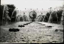 1965 Press Photo Unisphere and the pool at sunset at the New York World's Fair picture
