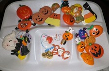 25 Halloween Costume Jewelry Pins Mixed Lot Multicolor Articulated Pumpkin Witch picture