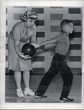 1962 Press Photo LaVerne & Jimmy Carter Practice Bowling - nef32192 picture