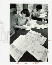 1983 Press Photo Manual High students prepare tax returns for patrons of program picture
