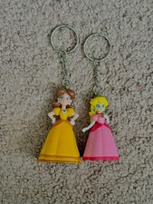Vintage 2000s Nintendo Official Princess Daisy & Princess Peach Keychains Rare picture