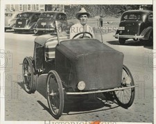 1942 Press Photo J.B. Heflin invents 'baby buggy' car to save on tires & gas TX, picture