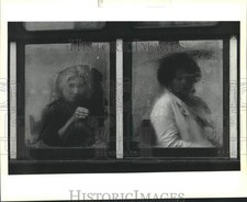 1990 Press Photo St. Charles Avenue streetcar passenger wipes fog from window picture
