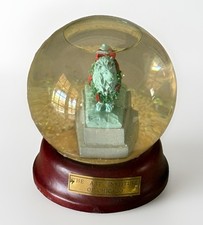 Vintage The Art Institute of Chicago Lion w/ Holiday Wreath Snow Globe picture