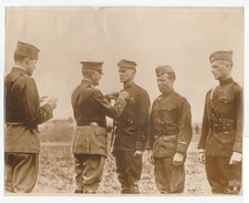 Original LARGE Press Photo WWI Douglas MacArthur Distinguished Service Cross picture