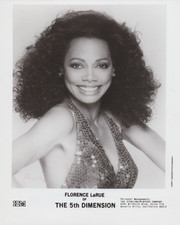 1983 Press Photo Florence LaRue of the 5th Dimension poses for Harry Langdon picture
