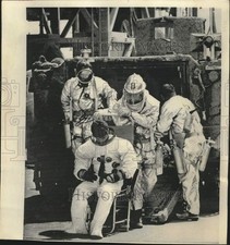 1974 Press Photo Space Program-Injured astronaut removed from the elevator picture