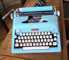 TYPEWRITER ROYAL FUTURA 600-BEATIFUL BLUE-CLEAN-WORKING 100%-60s EXCELLENT CON picture