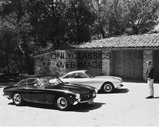 STEVE MCQUEEN EYES UP HIS FERRARI SPORTS CARS AT CA HOUSE 8X10 PHOTO AUTOMOBILIA picture