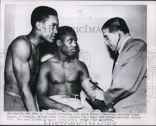 1952 Press Photo Dr Vincent Nardiello of NY checks Johnny Saxton, Raul Perez picture