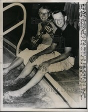 1953 Press Photo Shirley & Gene Littler at Oklahoma City golf cool feet in pool picture