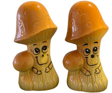  Mushroom Salt & Pepper Shakers Anthropomorphic 1970 Smiling Retro Kitchen Decor picture