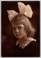 1914 Young Girl With Large Hair Bow Studio Portrait Identified On Back picture