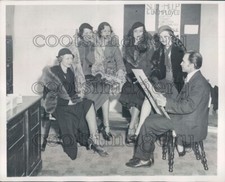 1933 Press Photo Great Depression Artist Paints 1930s Women Roxy Theatre picture