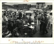 1983 Press Photo French Quarter Flea Market merchants, wares and patrons picture
