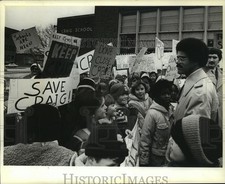 1980 Press Photo Young students protest over Milwaukee Public School closures picture