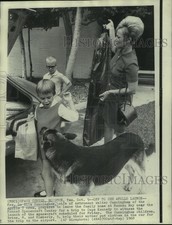 1968 Press Photo Lo Ella Cunningham, Wife of Walter Cunningham with Children picture