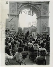 1976 Press Photo Yippies Crowd Washington Square Park Monument for Parade, NYC picture