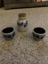 Vintage 1995 Salmon Falls Stoneware 3 Piece Lot Blueberry Vine Crock And Cups picture