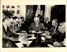 GA287 1954 Original Photo ANNOUNCES SEVEN-POINT 
