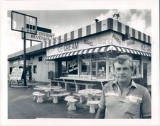1991 Press Photo Cliff Yeazel in Front of His Ice Cream Restaurant Miami picture