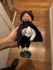Byers' Choice The Carolers 2005 Boy Figurine in Purple Cape picture