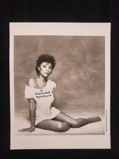 1984 Press Photo Diahann Carroll Dynasty Era T-shirt Bare Feet By Harry Langdon  picture