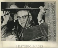 1959 Press Photo Alois Cardinal Muench places his big flat galero on his head. picture