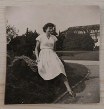 VINTAGE PHOTOGRAPH 1950s YOUNG WOMAN WHITE FASHION DRESS SNAPSHOT OUTDOOR  PHOTO picture