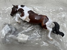 STUNNING NEW Breyer BreyerFest Horse #10482 Hoopla Bay Pinto Bristol Jumper WB picture