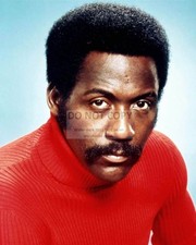 ACTOR RICHARD ROUNDTREE - 8X10 PUBLICITY PHOTO (ZZ-729) picture