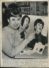 1964 Press Photo Beverly Markowitz with snipped lock of hair from Ringo Starr picture
