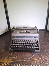 Vintage Royal Quiet De Luxe Portable Typewriter with Original Case picture