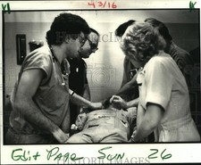 1981 Press Photo Charity emergency medical personnel attend to a patient picture
