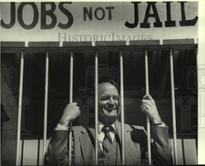 1979 Press Photo L. D. Knox behind bars with quote of 
