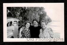3 HAPPY WOMEN GIRLFRIENDS CAR INDIO CALIFORNIA OLD/VINTAGE PHOTO- H994 picture
