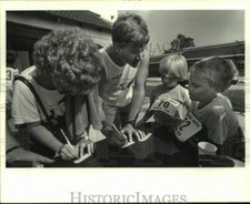 1988 Press Photo River Parishes Hospital Fun Run - Jan, Ken Woodward and Kids picture