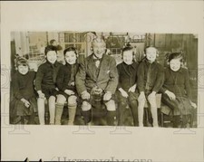 1926 Press Photo Sir Harry Lauder visits the Cheyne Hospital for Children picture