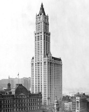 THE WOOLWORTH BUILDING IN NEW YORK CITY, CIRCA 1913 - 8X10 PHOTO (DD-134) picture