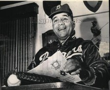 1959 Press Photo Roy Campanella prepares for Los Angeles Dodgers training picture