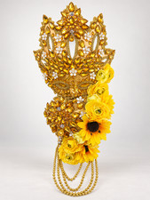 Corona de Oshún dorada con pedrería, flores amarillas y cuentas colgantes picture