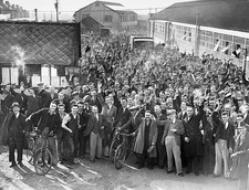 Huge throng of men responsible for building Geoffrey De Havilland'- Old Photo picture