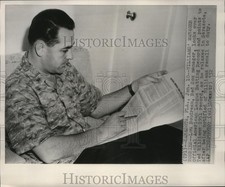 1952 Press Photo Boston Red Sox manager Lou Boudreau looks at Ted Williams stats picture