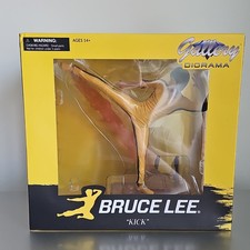 Diamond Select Toys Bruce Lee Kick Gallery Diorama Fantasy Collectible Figure picture