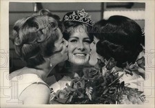 1967 Press Photo Carla Rae Larson kissed by runner-ups at Minnesota State Fair picture