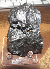 480 gm . CAMPO DEL CIELO METEORITE 1.06 LBS AAA GDE STAND ARGENTINA BURN HOLE picture