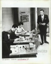1970 Press Photo Art Fleming with contestants on the set of game show picture