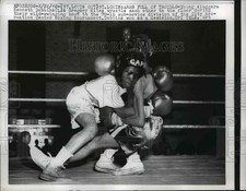 1962 Press Photo Kenneth Dobbins vs Gregory Hites at St Louis MO boxing picture