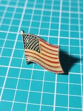 Vtg USA Flag  🇺🇸  Gold Tone Lapel Pin picture