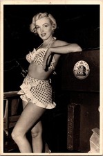 [69iOS1] Postcard Marilyn Monroe 1951, Love Nest Polka Dot Swimsuit picture